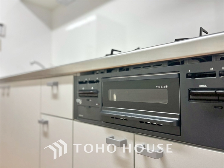 キッチン ◆愛育◆キッチンは家族の絆を育む大切な空間。シンプルで使い易いSystemKitchenで愉しく作る料理は愛情のある美味しいご馳走に。家族で使える広々としたダイニングキッチンです。