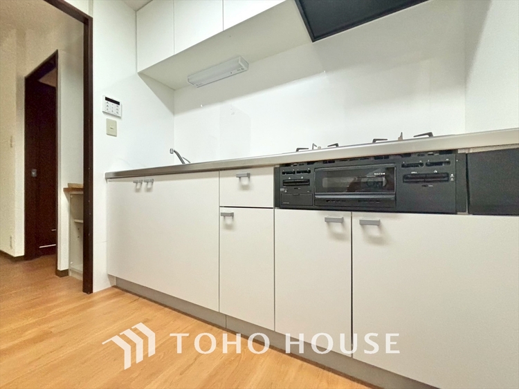 キッチン キッチンは家族の絆を育む大切な空間。シンプルで使い易いシステムキッチンで愉しく作る料理は愛情のある美味しいご馳走に。家族で使えるダイニングキッチンです。