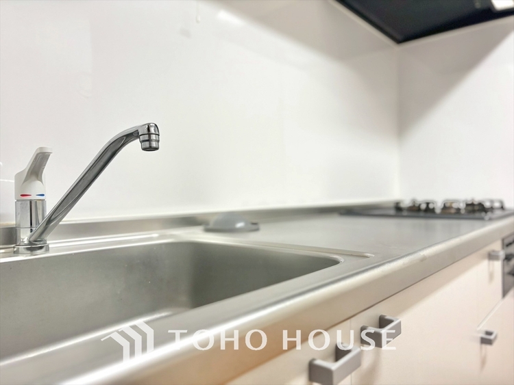 キッチン キッチンは家族の絆を育む大切な空間。シンプルで使い易いシステムキッチンで愉しく作る料理は愛情のある美味しいご馳走に。家族で使えるダイニングキッチンです。