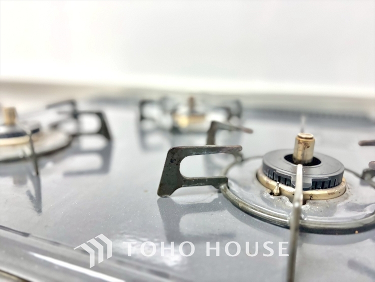 キッチン 毎日料理をする、料理が好き、家族が多くて量を作る必要がある、等の方々にとっては必須の3口コンロ。同時進行で効率アップはもちろん鍋を移動する回数が減り、無駄な動きを軽減することが出来ます。