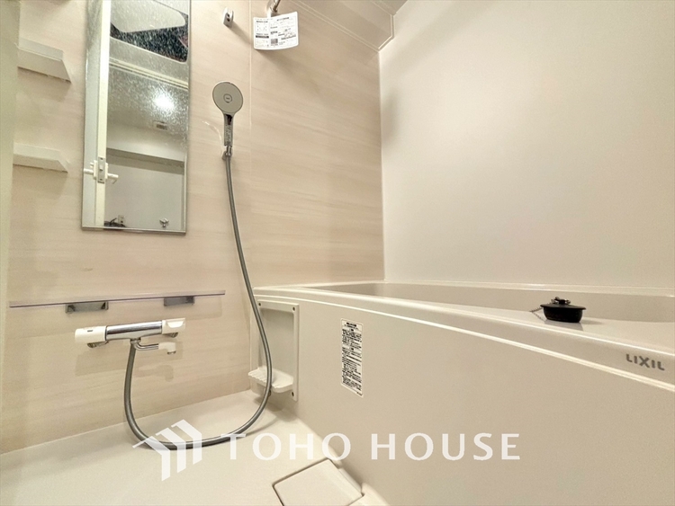 風呂 【浴室】《一日の疲れを落としてくれる場所は、落ち着く場所でなければならない》　高級感溢れるカラーと大きさ・柔らかな曲線で構成された半身浴も楽しめるバスタブが心地よさをもたらします。