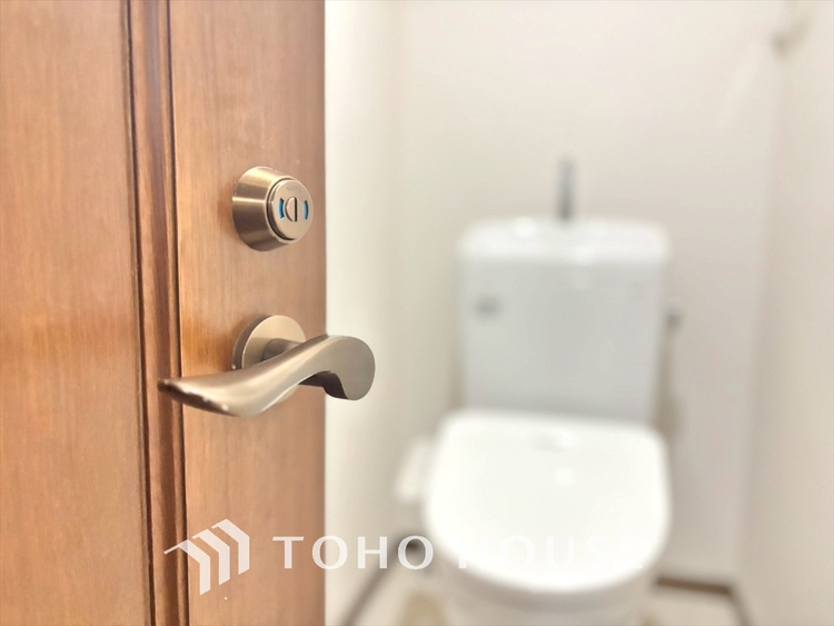 トイレ 清潔感あるホワイト調のクロスと温もり溢れるモダンカラーの床材が見事に調和した本邸宅は、毎日の生活を少しでも快適に過ごして頂ける様に落ち着いた雰囲気作りから行っています。