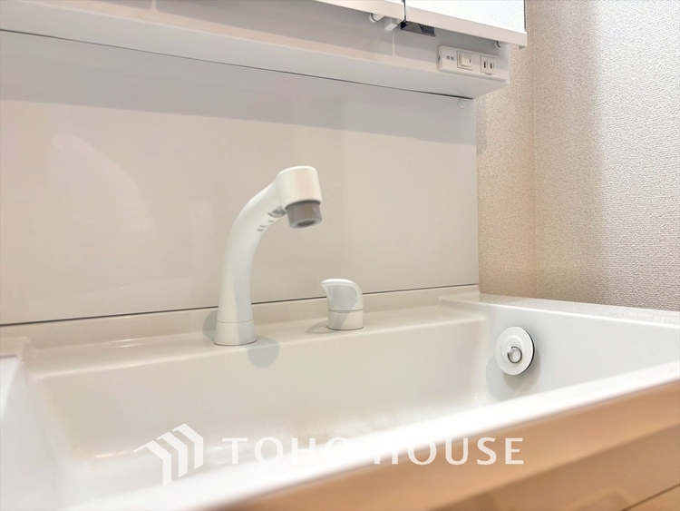 洗面 気持ちの良い朝をつくりだし、夕方には笑顔を取り戻させてくれるミラー。パウダールームはいつでも本来の自分を取り戻せる空間。明るく仕上げてあります。