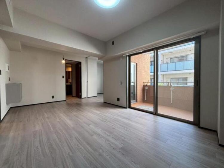 居間 13帖のゆったりとしたリビングです。明るさと風が入る窓配置が安らげる空間を演出します。