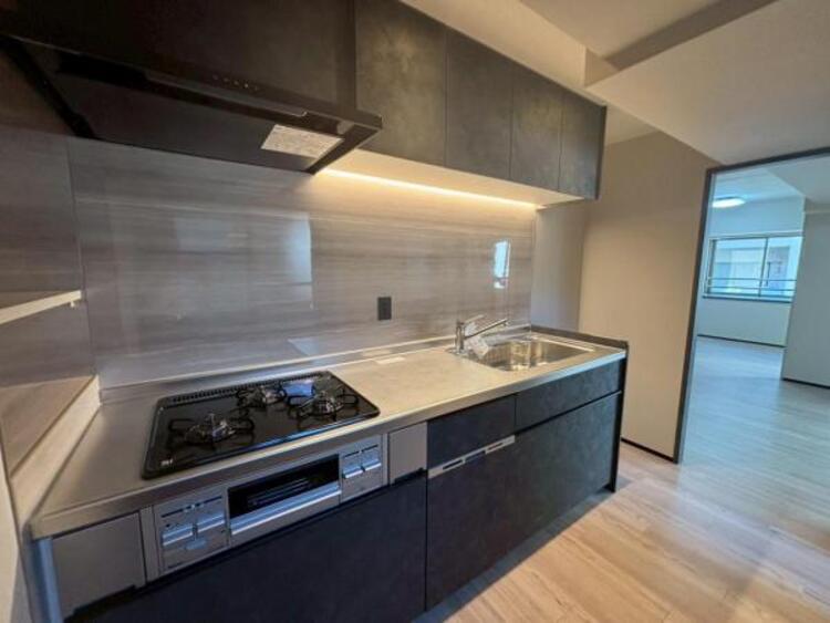 キッチン 焼いたり煮たりと一度にたくさんのお料理を作ることのできる便利な3口コンロがついたシステムキッチンは豊富な収納と食洗機付き。食後の片づけが楽になるからママの自分時間が増えてにこにこ。