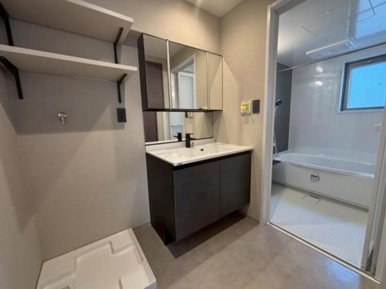 洗面 一日の始まりと終わりは洗面化粧台から。清潔感と機能性を備えたパウダールームです。