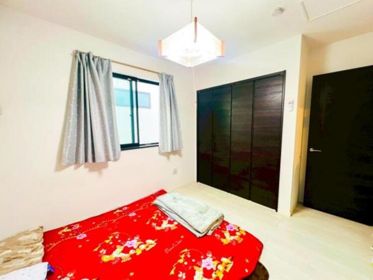 内装 穏やかな寛ぎあじわえるお部屋では有意義な時間がつくれます！！大きな窓からと陽光が注がれる明るい空間！光もアクセントの一つとして。一人時間も充実したものにできるプライベートルームは日々を豊かにします！！