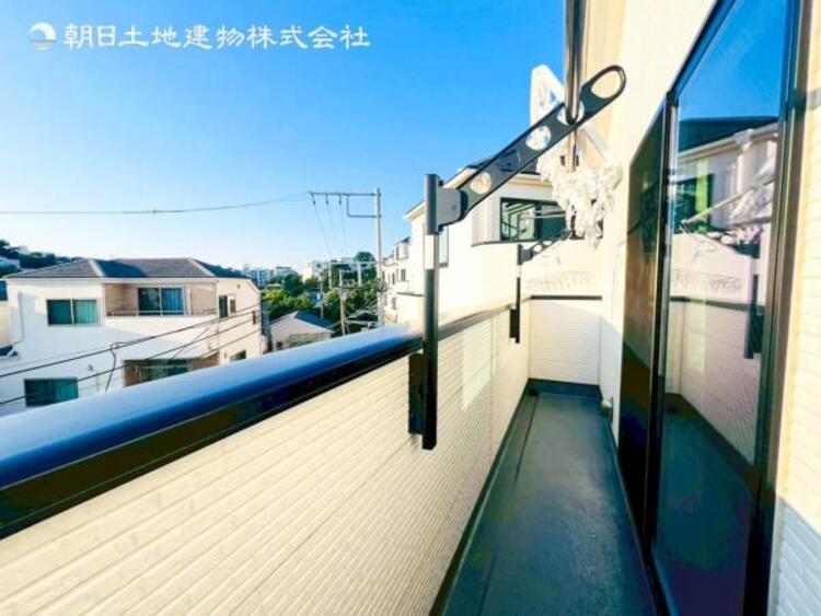 バルコニー 陽当りを加味した場所に配置したバルコニーは多くの衣類と布団を同時に干せるほどの広さを確保しました。しっかりと陽、風を浴びて乾かしてくれます。