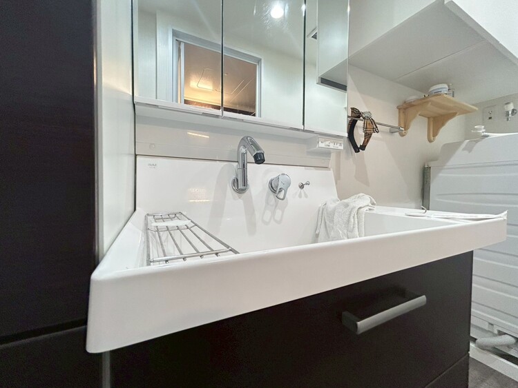 その他 清潔感を感じられる洗面化粧台。