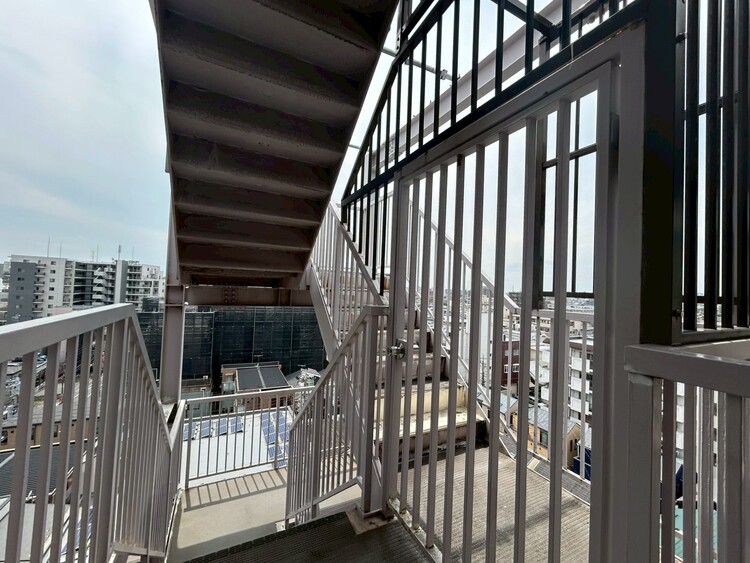 その他 共用部の階段です。明るく清潔に管理されています。