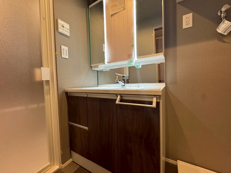 その他 清潔感を感じられる洗面化粧台。