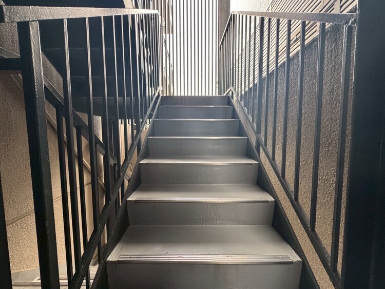 その他 共用部の階段です。明るく清潔に管理されています。
