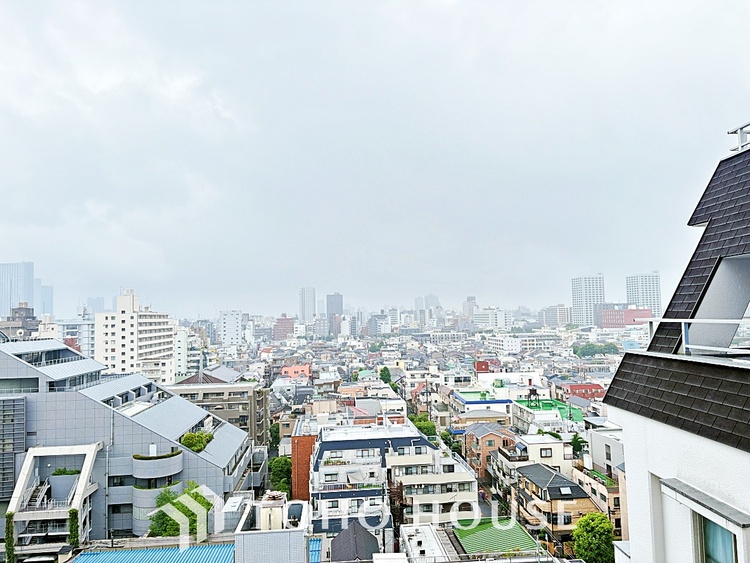 その他 居心地のいい暮らしには欠かせない眩い採光。ゆったりとした幅の窓からこの空間に降り注ぐ採光が絶えない。明るいリビングこそ居心地のいい暮らしが待っているのだと思う。