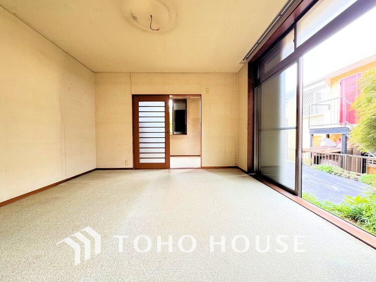 内装 大きな窓があるリビングは、たくさんの陽射しをお部屋に取り入れます
