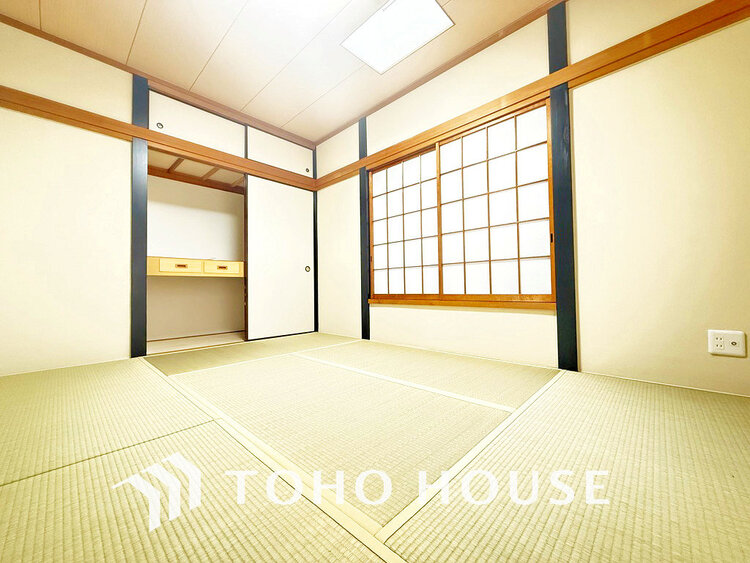 内装 約6.0帖の和室はしっとりと落ち着いた雰囲気