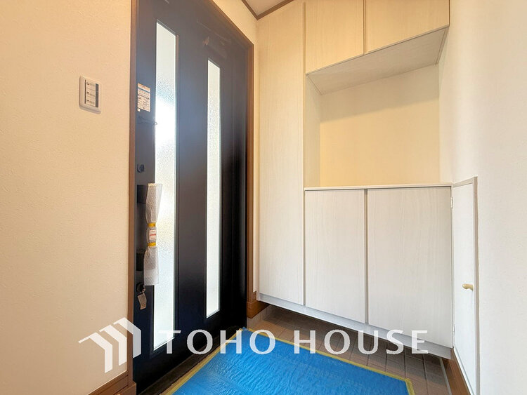 玄関 落ち着いた雰囲気の玄関、家族の帰りを暖かく迎えてくれます