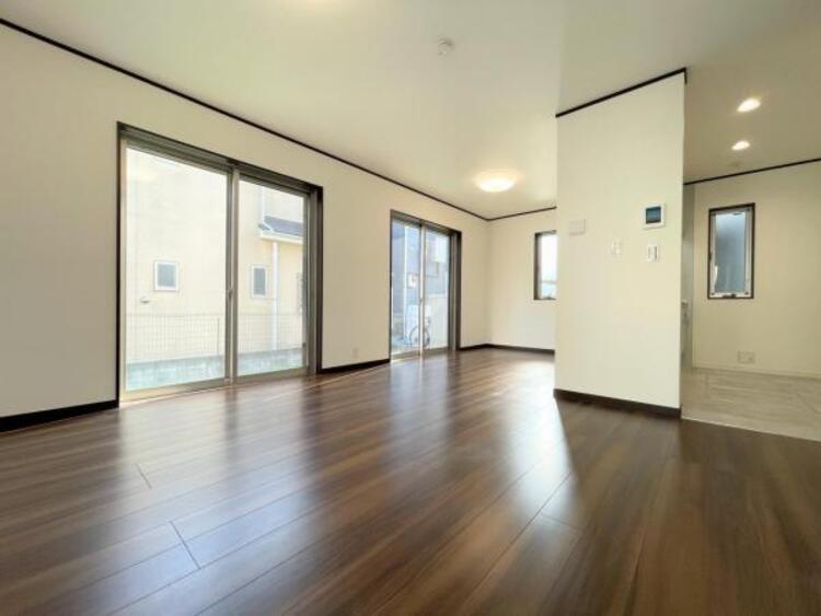 その他 ●〇オープンでのびやかな空間を生み出す、こだわりの広がりとゆとり。家族と過ごす時間を大切にしたい方にぴったりの明るくゆとりある住空間です。南側の窓からの日差しがリビングの中までしっかりと届きます　〇●