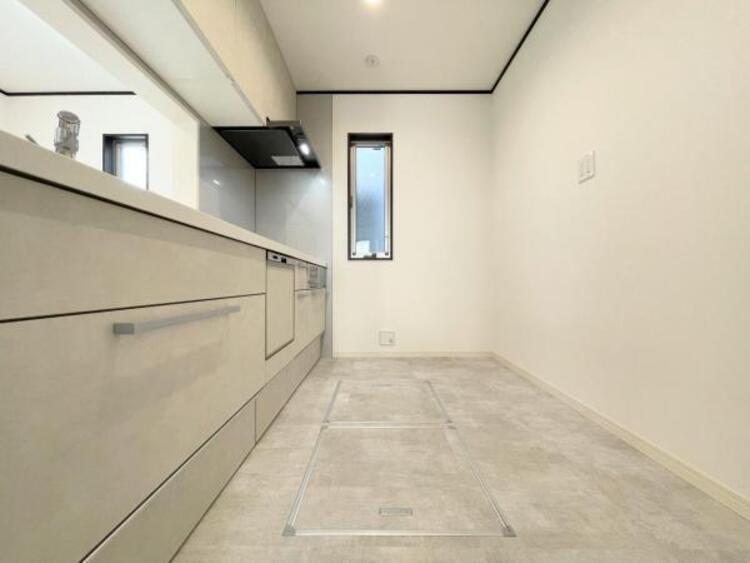 その他 ●〇新しいキッチンは気分も上がり、家事も楽しくできそう。お手伝いをしてくれるお子様と並んで立てるキッチンは、ご家族のコミュニケーションを育む場として活躍します。収納力が高い事も大事なポイントです〇●