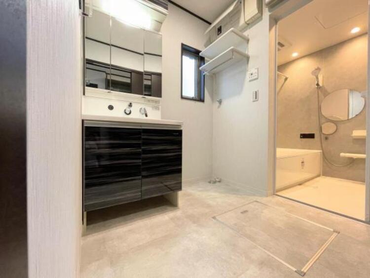 その他 ●〇平日の朝であっても、落ち着きとくつろぎを感じられる。歯磨き粉が行方不明になるようなごちゃごちゃ感も解消。収納力の高い洗面所です。　コーディネートされた空間で気持ちよく身だしなみを整えられます　〇●