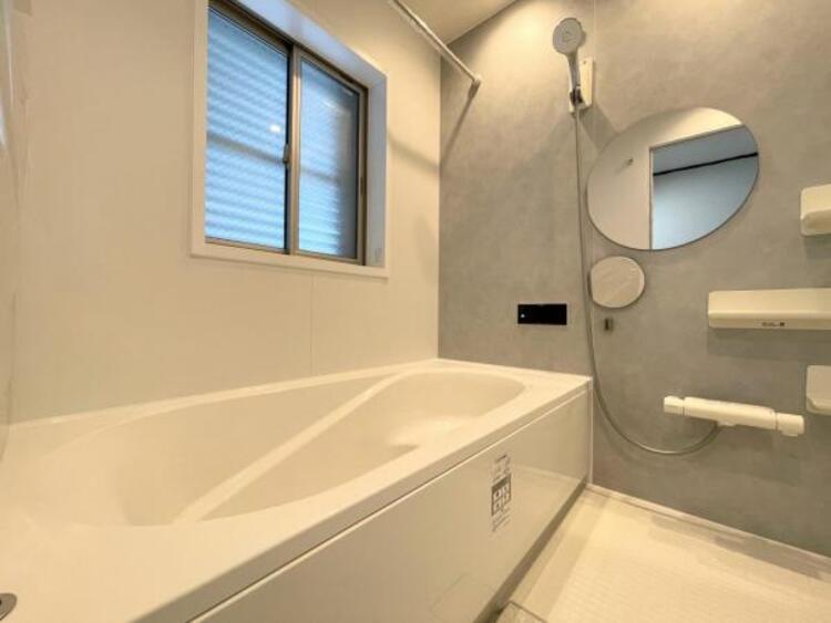 その他 ●〇ユニットバスはゆったりとくつろげる1坪タイプ。足までしっかりと伸ばせる浴槽は心身ともにしっかりと疲れを癒してくれます。お子様と一緒の入浴でも充分な広さです。バスルームは疲れを癒すくつろぎの場所〇●