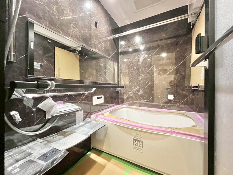 風呂 一日の疲れを癒すバスルームは、心地よいリラックスを叶える清潔感溢れる空間です。