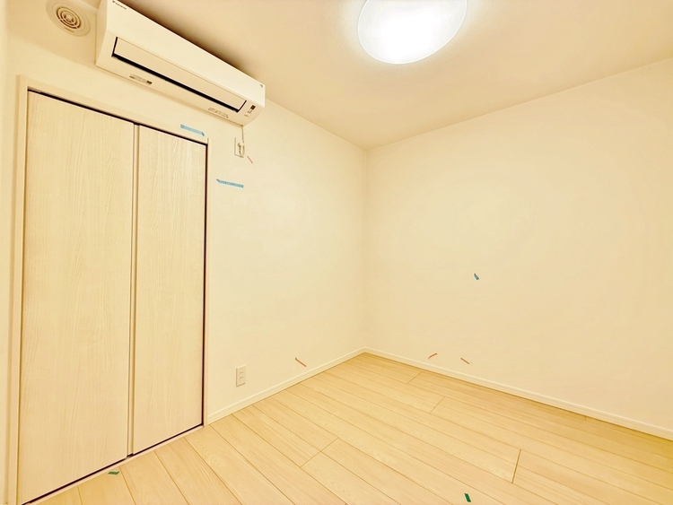 寝室 ベッドも十分に設置するスペースがあります。