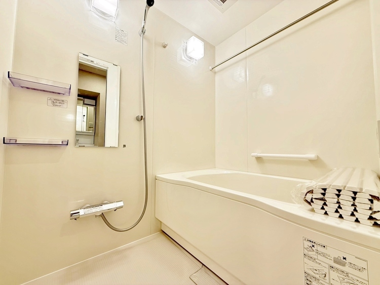 風呂 一日の疲れを癒すバスルームは、心地よいリラックスを叶える清潔感溢れる空間です。