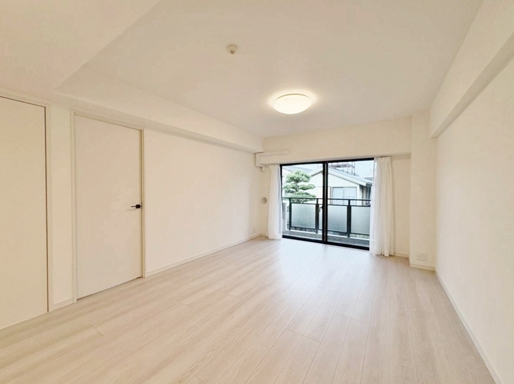 居間 居心地の良い空気感は、暮らしのステージを彩り、心からのやすらぎと満足感を与えてくれます。