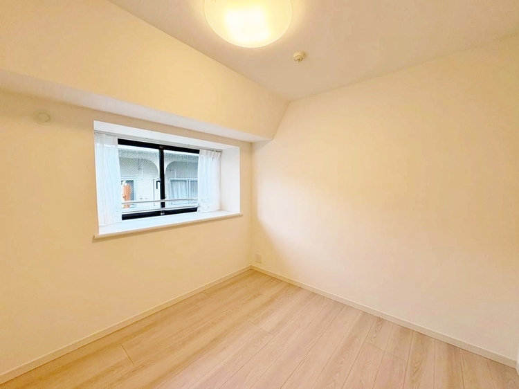 寝室 ベッドも十分に設置するスペースがあります。