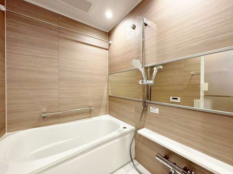 風呂 一日の疲れを癒すバスルームは、心地よいリラックスを叶える清潔感溢れる空間です。