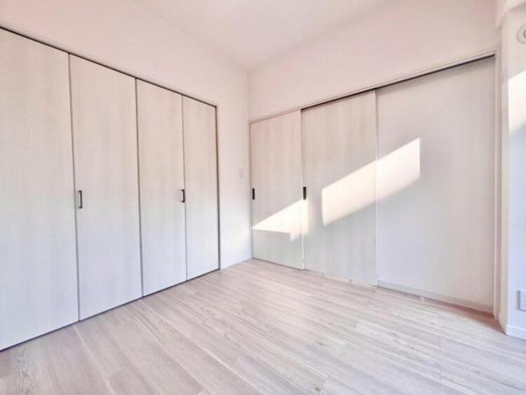 内装 続き間の洋室はお子様を遊ばせるスペースとしても重宝します。ライフスタイルの変化にも対応しやすい間取り設計にしました。