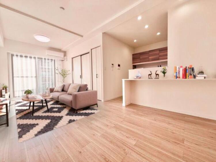 居間 【配置してある家具はCGによるイメージです】ソファーやダイニングテーブルを置いてもゆとりのある広々リビングです。ご家族みなさんで寛げる空間をぜひ現地で体感してみてください。