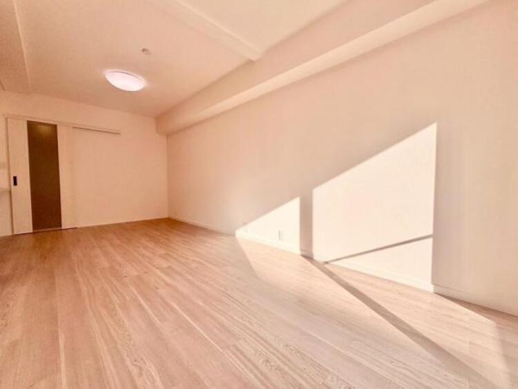 居間 くつろげるリビングは話に夢中になりすぎて時間を忘れてしまう。そんな束の間の幸せを感じられる空間です。