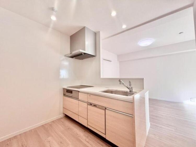 キッチン 人気のカウンターキッチン。出来上がったお料理をダイニングにいるパパやお子様にそのまま手渡しすることが出来ます。