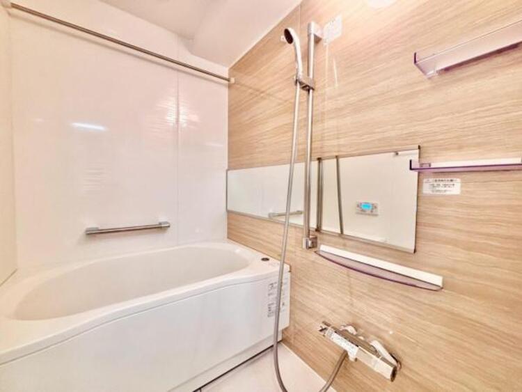 風呂 跨ぎ易い浴槽や高さの変えられるシャワーヘッドは老若男女に対応した嬉しい仕様です。