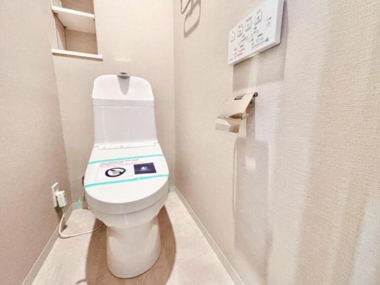 トイレ シンプルでシャープなフォルムは、そのデザイン性だけでなく汚れが拭きやすくお手入れ簡単です。