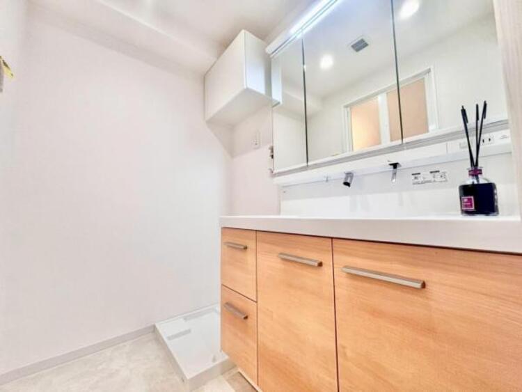 洗面 清潔感のあるワイドな洗面台は収納力もあり、いつでもすっきりとした洗面室に。