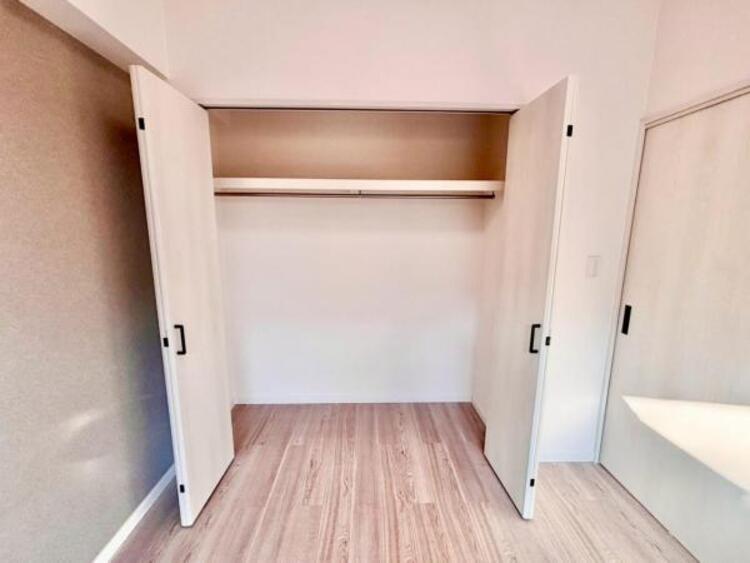 収納 クローゼットには棚やハンガーパイプが付いており、スーツや上着などがスッキリ収納可能です。