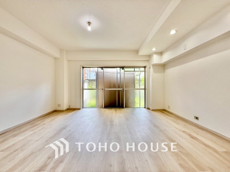 内装 ◆木漏れ日◆の様な採光が優しく足元を照らし、心地いい暮らしの道しるべを写し出す。この空間で過ごす家族との語らいの時間がとても素敵で幸せを感じるかもしれない。