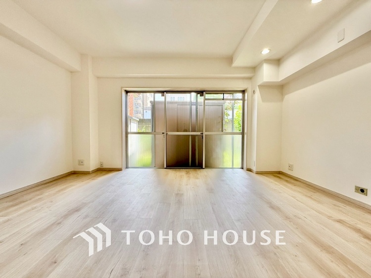 内装 ◆リビング◆たくさんの窓から注ぐ太陽の光。時間の経過とともに光と影のコントラストがこの空間のムードを変え、部屋に変化と温もりをもたらしてくれる。