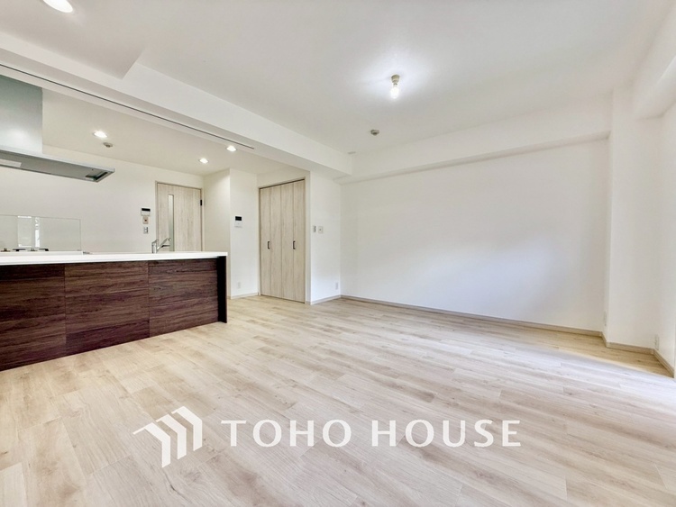 内装 ◆色彩◆この空間に放たれた光は華美なまでに演出されたデザイン。流れる時をより芳醇なコーヒーの様な色彩奏でるアダージョ。そして情景豊かな作品のような暮らしがイメージできる。