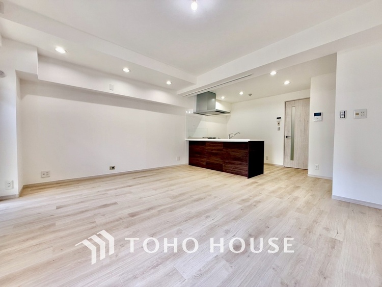 内装 ◆今宵の食卓◆ダウンライトに反射するグラスを眺めながらワインを注ぐ。トクトクと心地いい音をさせながら、フランスの古城を思わせる薫りがたちこめ、とても幸せな時を過ごせる。