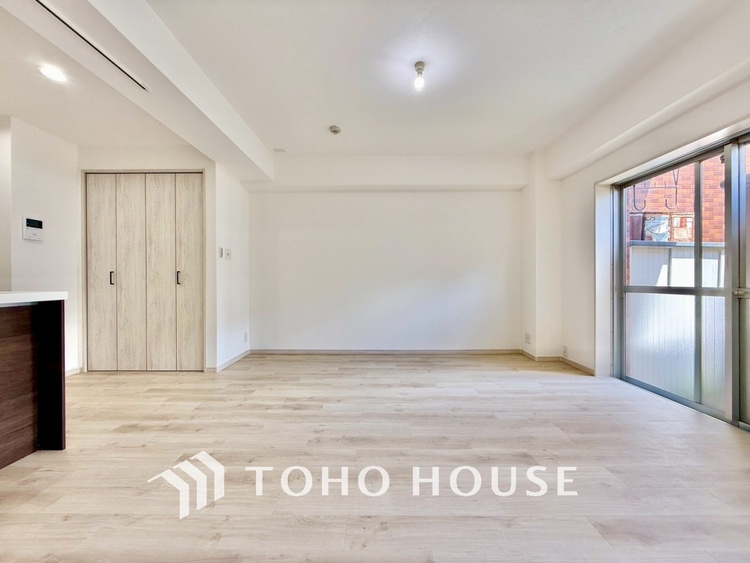 内装 ◆窓を開けると◆冷涼な風、そよぐリビング。だんらんの場所はここから始まり、ここで終わる。家族の笑顔が集う素敵な場所だから、こだわり抜いた思いが詰まっているのだと思う。