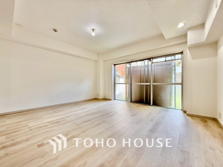 内装 ◆リビング◆そこには目を輝かせ笑顔で見つめてくれる君がいて、「おかえり」の言葉がこだまする。何気ない日々の挨拶は僕にとっては幸せで、同時に君の瞳にも恋している。