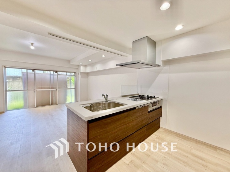 キッチン ◆キッチン◆美しく使いやすいキッチンは油汚れが簡単に拭き取れる素材で加工されており、浄水器シャワーから流す水の音を軽減する静かなシンクを採用。見えないところにさり気ない配慮が嬉しいですね