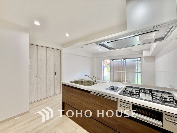 キッチン ◆今宵の食卓◆ダウンライトに反射するグラスを眺めながらワインを注ぐ。トクトクと心地いい音をさせながら、フランスの古城を思わせる薫りがたちこめ、とても幸せな時を過ごせる。