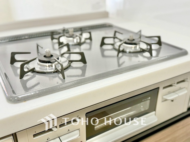 キッチン ◆キッチン◆美味しい料理を作りたくなるような気持にさせてくれる、腕を振るえる自慢のスペース。見上げると柔らかなダウンライトが包み込み、彩りを添えます。艶と光沢のある居心地の良いわが家のキッチン。