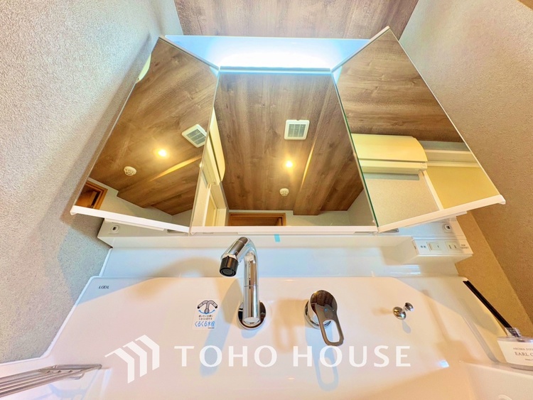 洗面 【WASHROOM】◆快適◆煌びやかな暮らしの中にも忘れたくない快適さ。大きな収納が助けてくれます。
