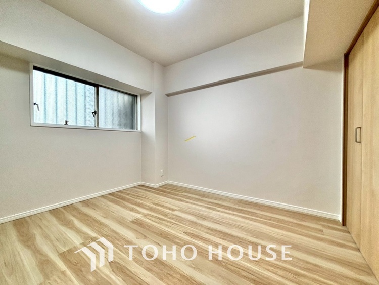 内装 風の通り道。舞い込んでくる風が優しく躍り、室内に爽やかな空気を運んでくる。そこに季節の息吹を感じて、いまがどんな季節なのかを実感する。