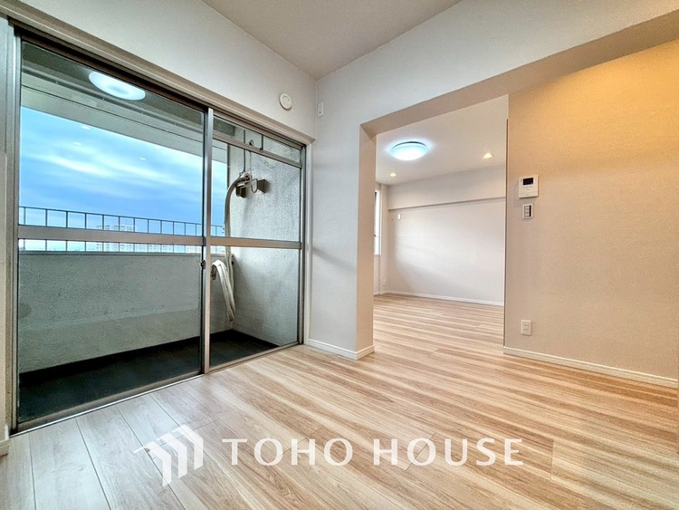 内装 叶えたかったのは落ち着きのあるナチュラルな風合い、そして開放感があるリビング。優雅な気分に浸れる幸せな時間を家族が自然と集まりたくなるこの空間で。